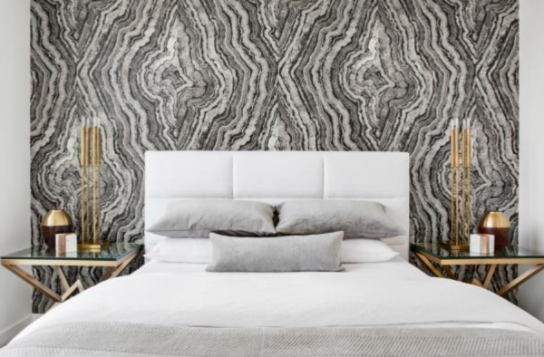 Dinding kamar dengan aksen dinding bersejarah